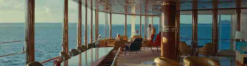 Innenansicht eines Kreuzfahrtschiffes mit einer Bar und Stühlen, die eine einladende Atmosphäre schaffen.